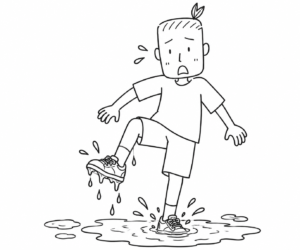 濡れた靴を脱ぎ、水たまりに立つ子ども